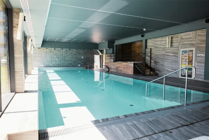 Basen dla gości apartamentów.