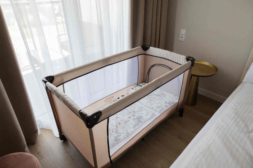 Łóżeczko dla dziecka w apartamencie